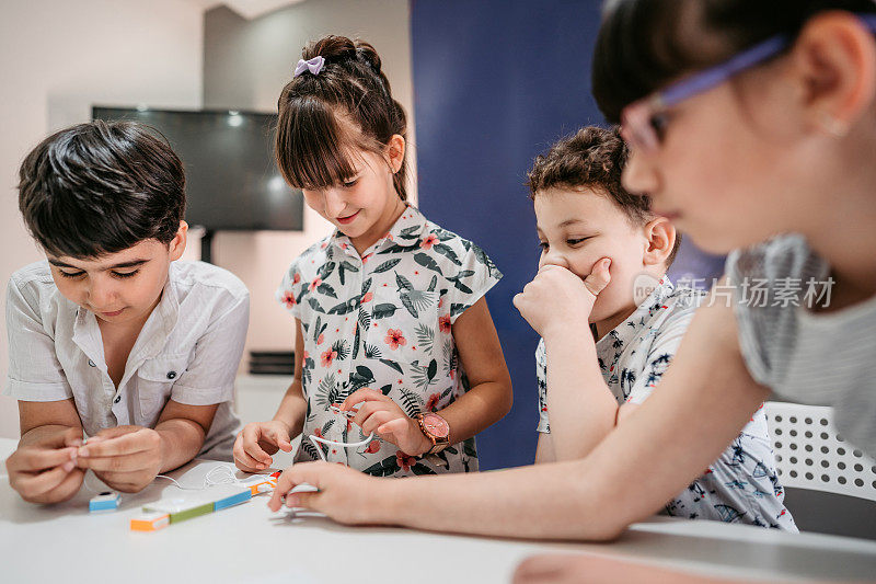 小学的孩子正在学习编程的基础知识