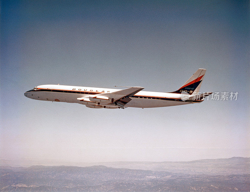 道格拉斯DC-8正在内华达山脉上空飞行