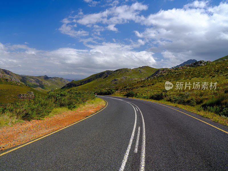 弯弯曲曲的R45号公路穿过南非弗兰斯霍克的Haweqwa自然保护区各种各样的山脉和岩石山谷