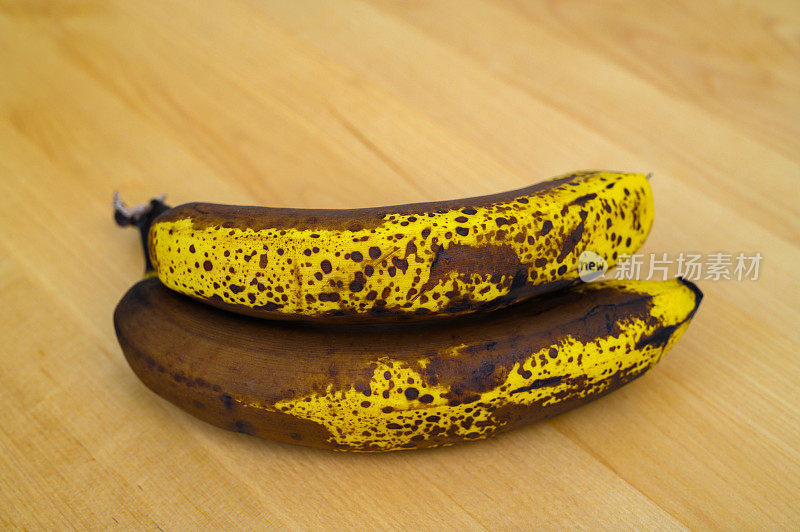 熟了的香蕉，有褐色的皮