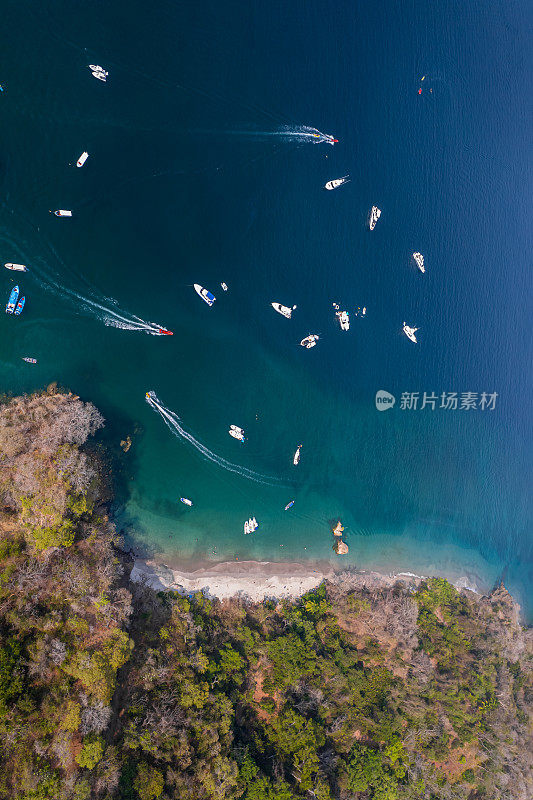 在哥斯达黎加的托尔图加岛，一艘令人印象深刻的钓鱼豪华游艇的美丽鸟瞰图
