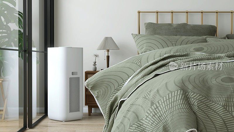 白色现代设计的空气净化器，除湿器在镶木地板的卧室，绿色毯子，枕头床和阳台在阳光下