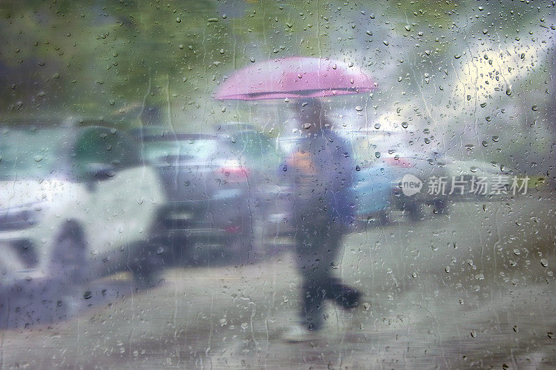 下雨天城市街道上的人们