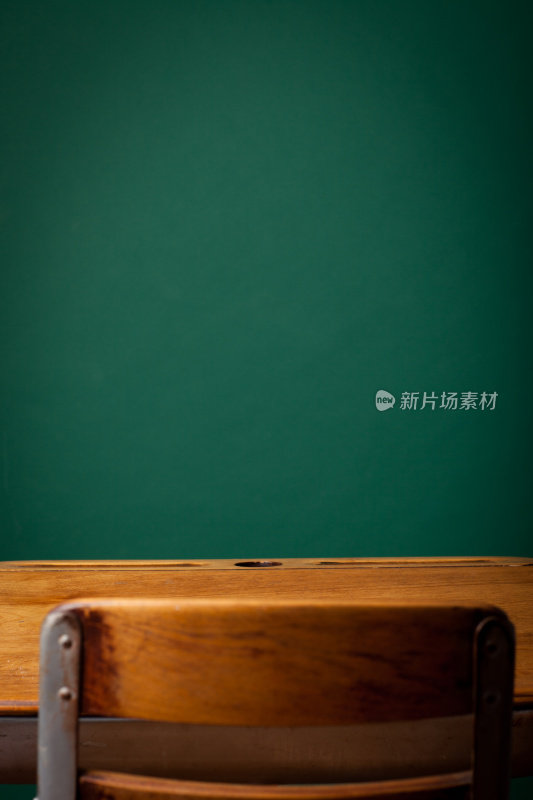绿色黑板前的空白老式学校课桌
