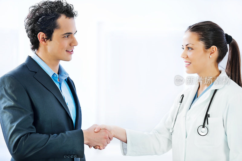 管理人员与一名女医生握手