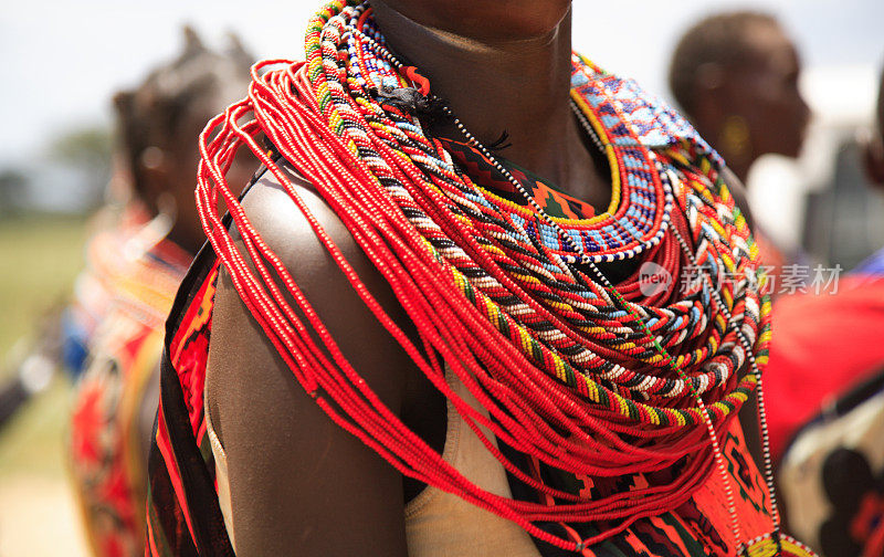 非洲女性佩戴的珠宝，肯尼亚的桑布鲁部落