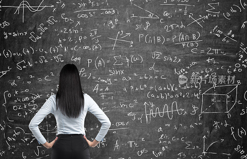 想要解决数学问题的女人。