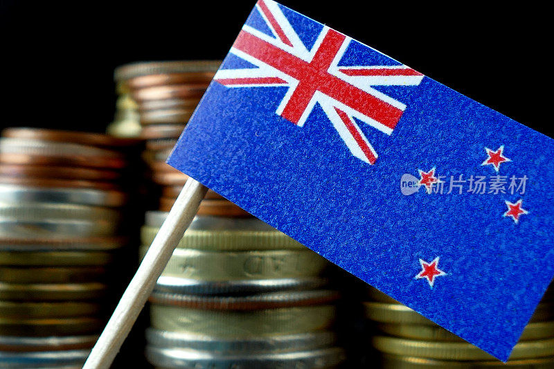 新西兰国旗挥舞着一堆硬币宏