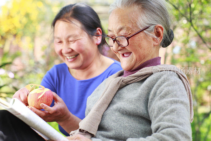 快乐的老女人在花园里