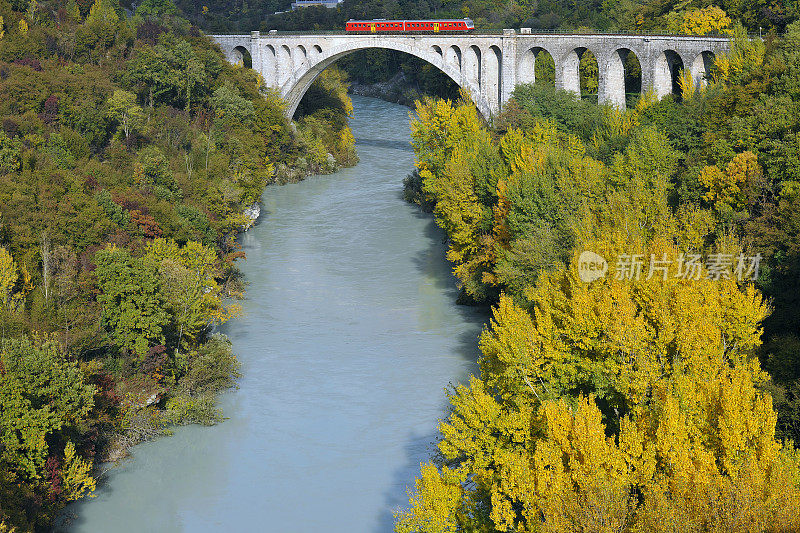 斯洛文尼亚索卡河大桥上的红色火车