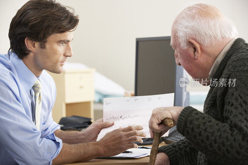 年长的男性正在咨询他的医生