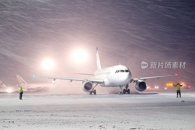 冬天飞机停在机场