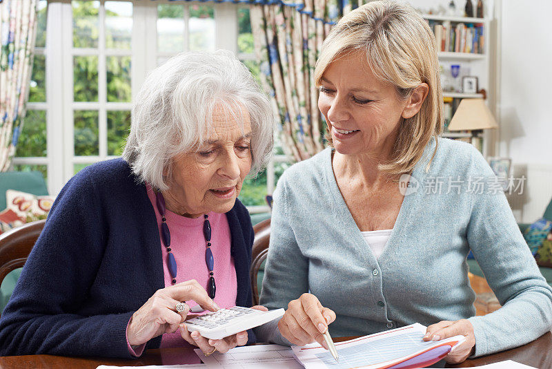 帮助年长女性处理家庭财务的女邻居