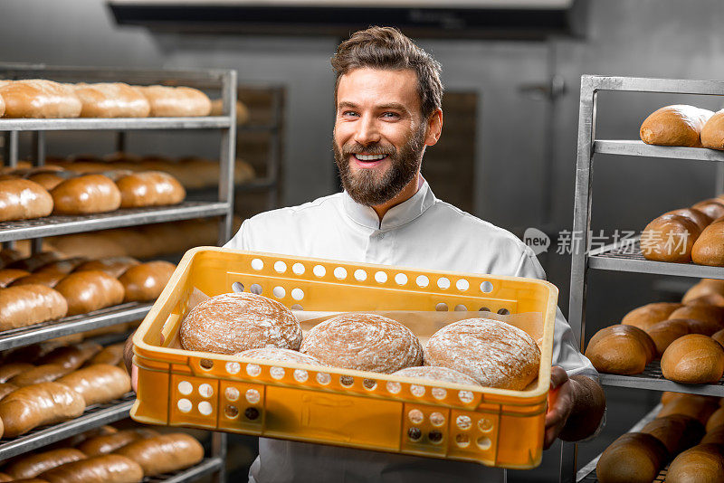 面包师在面包店拿着面包