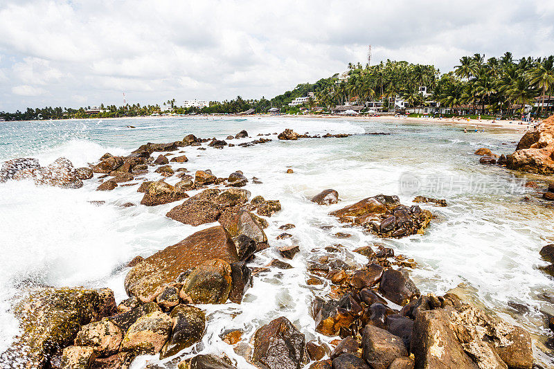 美丽的风景热带岩石海滩。Mirissa海滩。斯里兰卡。
