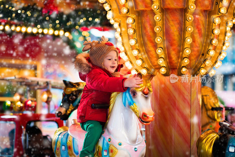 孩子们在圣诞市场上骑旋转木马