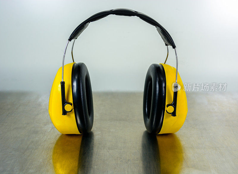 保护听力的黄色耳套，带有修剪小径