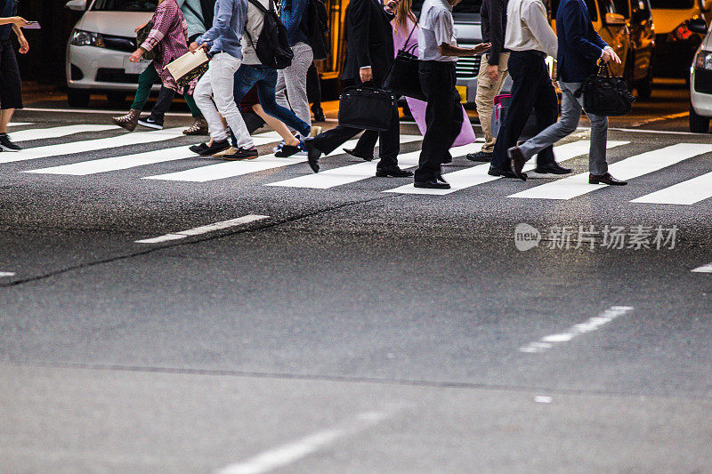 亚洲人正在过人行横道