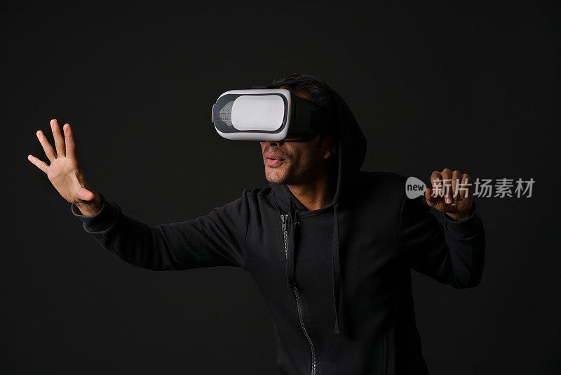 年轻人对VR眼镜上的内容感到惊讶
