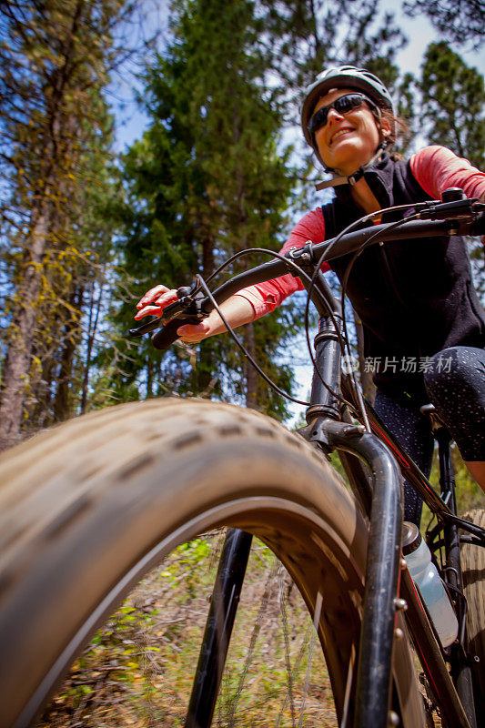 30多岁的可爱女人在俄勒冈骑着她的胖自行车。