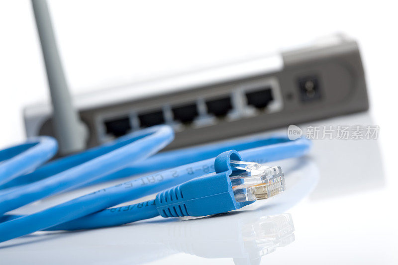 蓝色局域网电缆和无线路由器