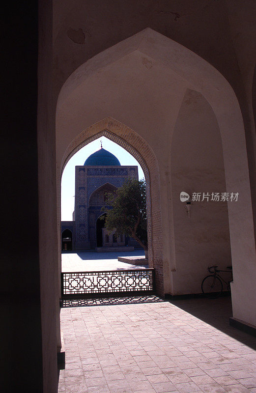 清真寺和广场在一个安静的下午。
