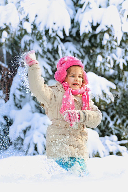 小孩子在雪里玩