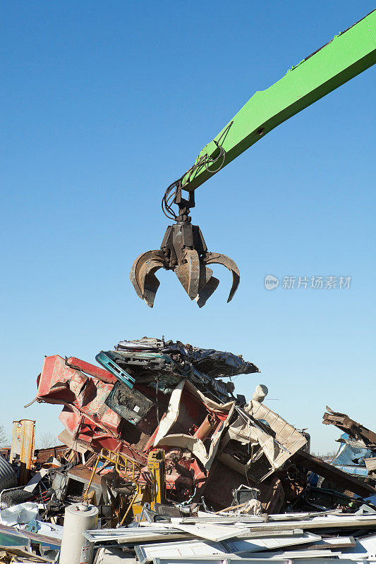 打捞场抓爪上面的破碎的汽车和废料堆