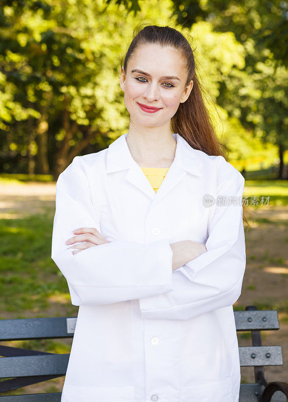 穿着户外实验服的积极女性