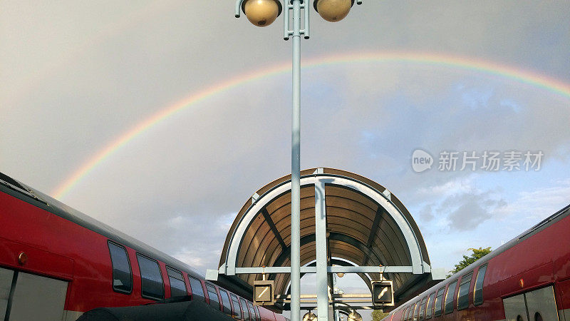 两列火车上的彩虹