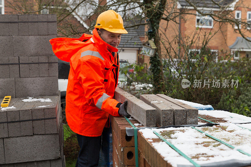 在英国房屋工地工作的男性建筑工人