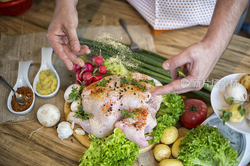 男人烹饪美味和健康的食物