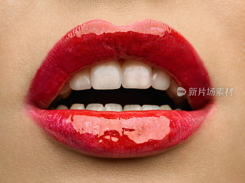 美丽的照片(特写)的红色女性嘴唇。