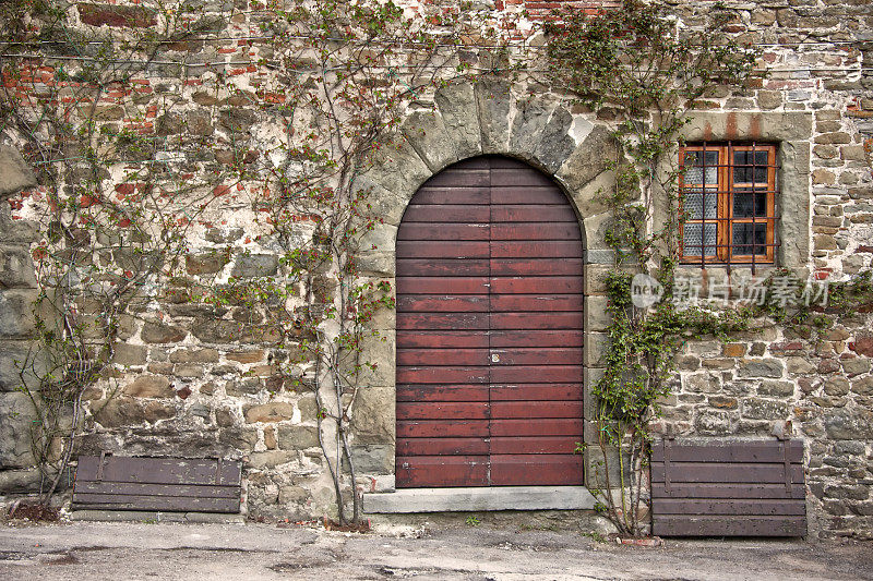 托斯卡纳基安蒂地区石墙上的经典木门
