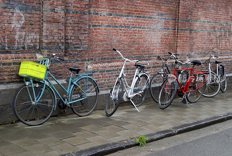 五颜六色的城市风格的自行车停在人行道上