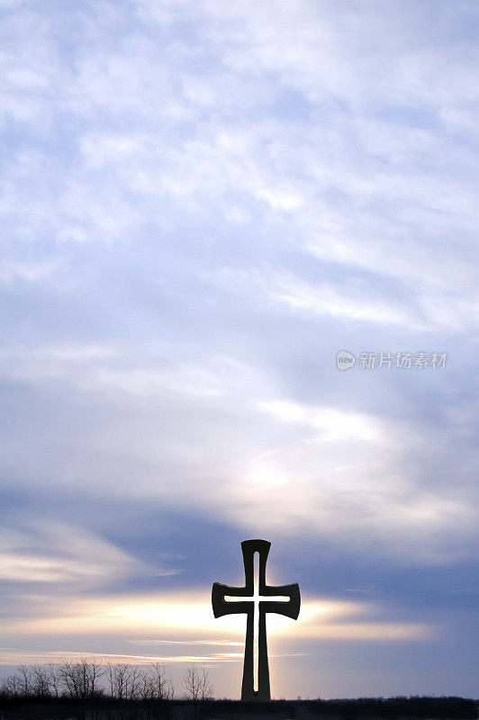 十字架在日落与冬天的天空
