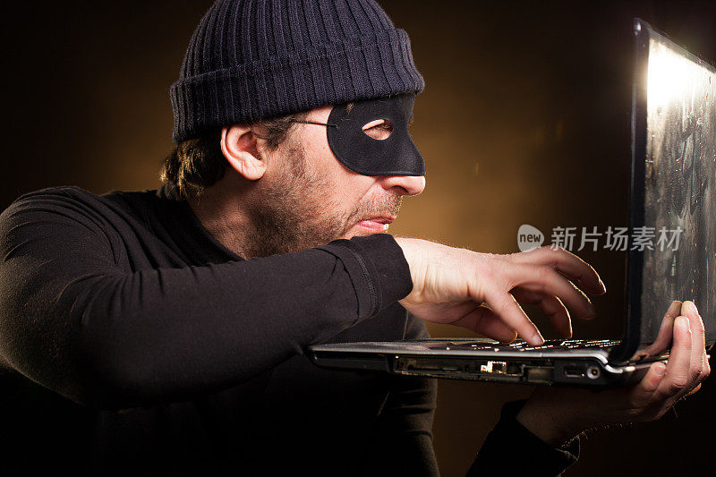 窃贼在笔记本电脑上窃取数据