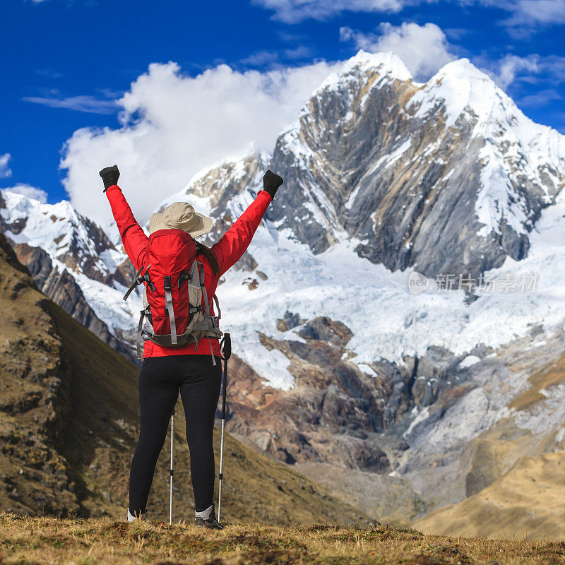 在南美洲秘鲁安第斯山脉徒步旅行的妇女