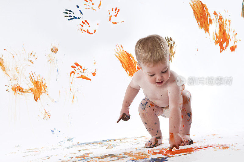 快乐的孩子用手指画
