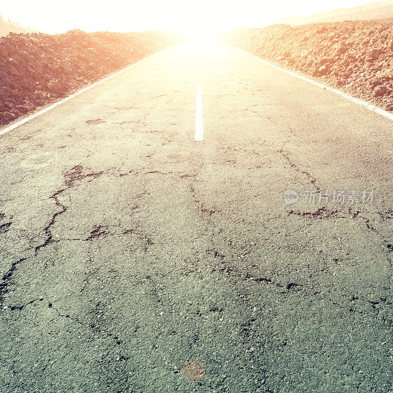 道路消失在阴暗的阳光中