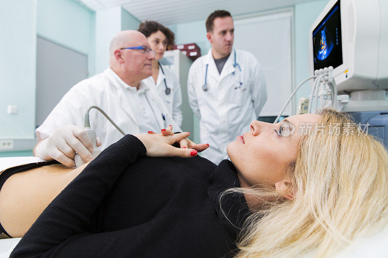 医生正在给年轻漂亮的病人做超声波检查