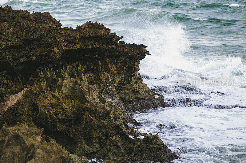 海浪拍打