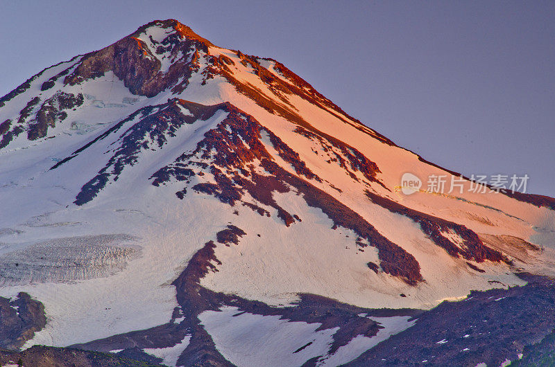 沙士达山顶峰朝霞