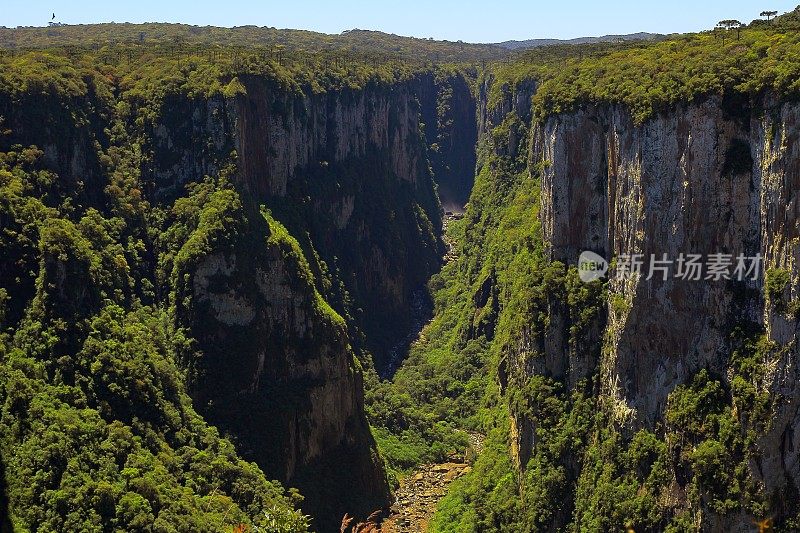 Itaimbezinho峡谷位于巴西南部的大南