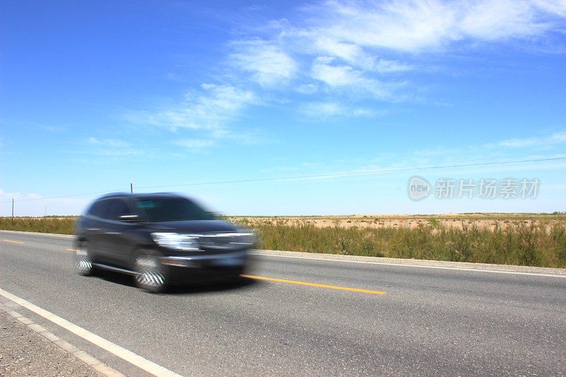 道路上模糊的汽车