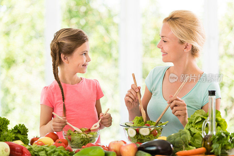 母亲和女儿在准备健康的食物