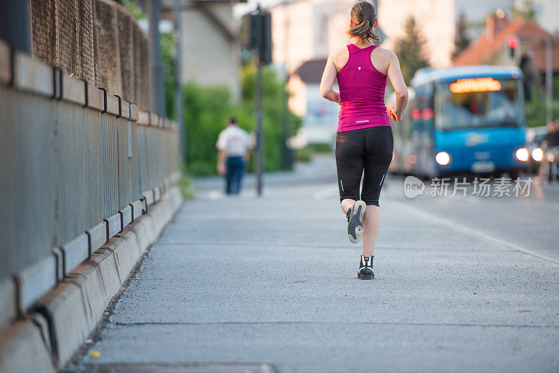 在城市里慢跑的女人