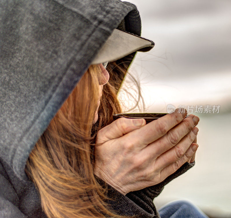 特写沮丧的女人与一个杯子