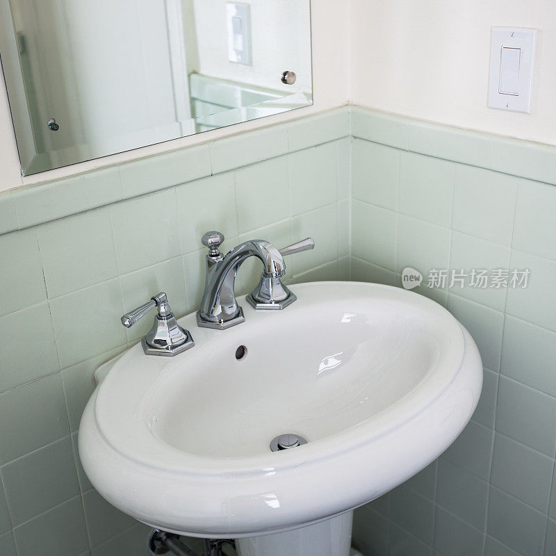 复古风格的白色陶瓷浴室水槽