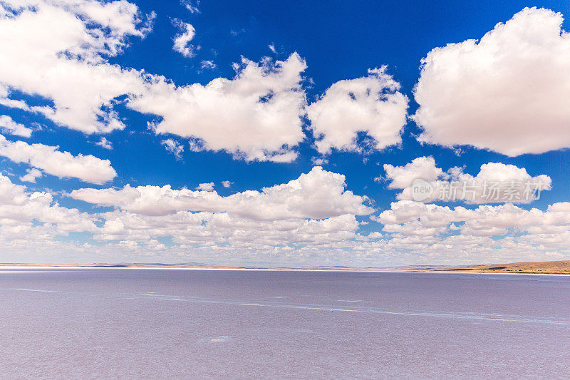 盐沙漠和深蓝色的天空